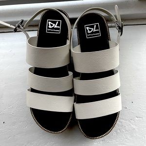 Chinese Laundry Pendulum Platform Sandals